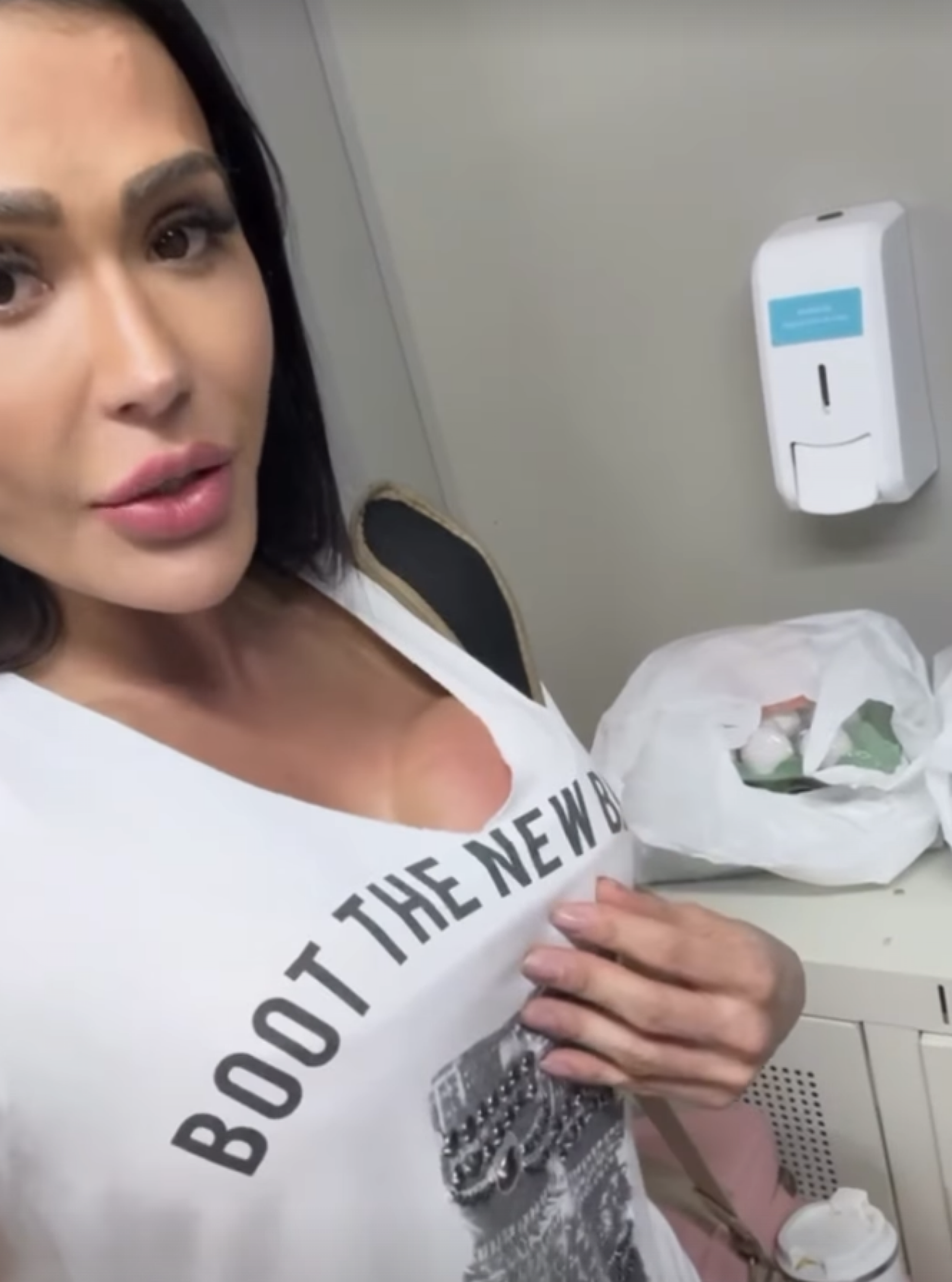 Gracyanne Barbosa recebe dúzias de ovos nos bastidores do 'Dança dos Famosos' - reprodução Instagram