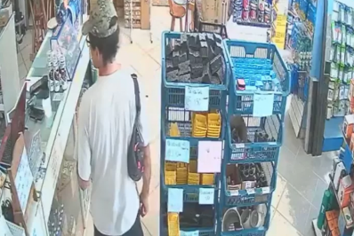 Homem chega de quadriciclo, furta celulares e foge em Arraial do Cabo