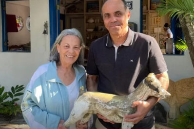 Escultura furtada da Praça dos Ossos é encontrada por moradora e devolvida à Secretaria de Cultura em Búzios