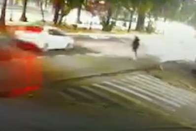 Vídeo: Costureira morre atropelada por carro em alta velocidade em SP