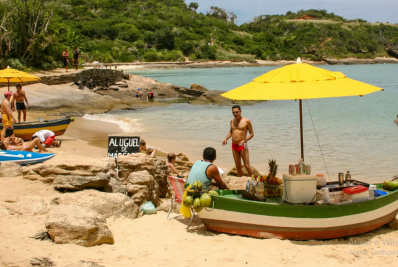 Búzios interdita barcos-bares nas praias de João Fernandes e João Fernandinho, a partir desta quarta-feira (20)