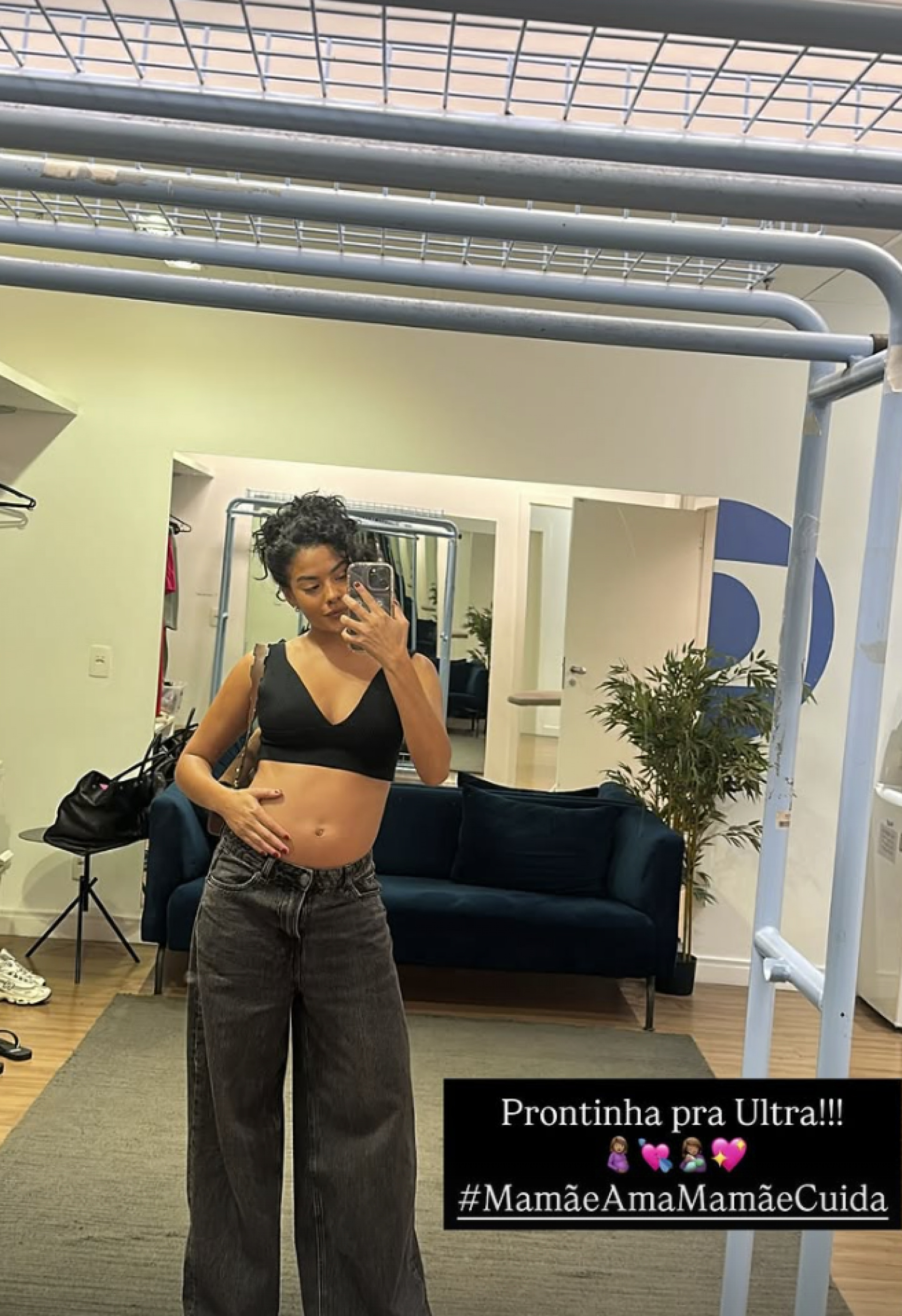 Bella Campos diverte fãs ao surgir com barriga de grávida em bastidores de 'Vale Tudo' - reprodução Instagram