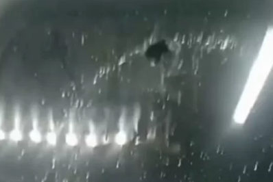 Ônibus é atingido por pedrada em Araruama; vidro lateral fica trincado