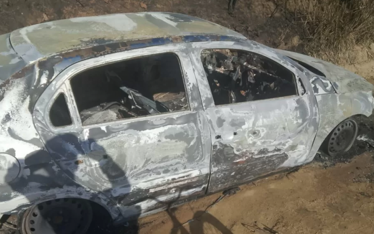 Carro é incendiado 