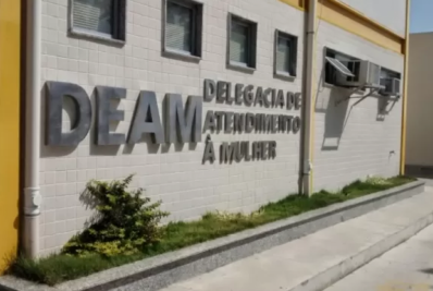 AGOSTO LILÁS/ Mulheres denunciam falta de atendimento no contato da DEAM de Cabo Frio