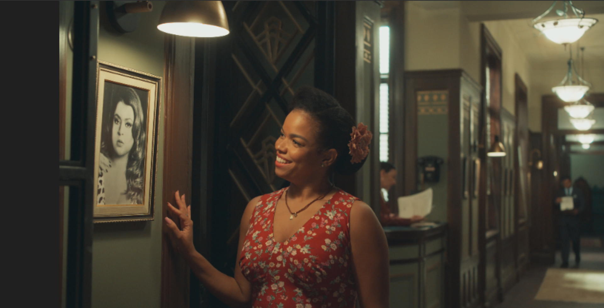 Dita (Jeniffer Nascimento) admira retrato de Preta Gil na novela 'Êta Mundo Melhor!', da TV Globo - TV Globo / Divulgação