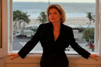 Debora Bloch diverte fãs ao mostrar bastidores de vilã em 'Vale Tudo' 