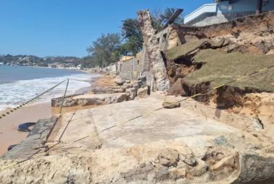 Imóveis podem ser interditados após desabamentos na Praia do Canto, em Búzios