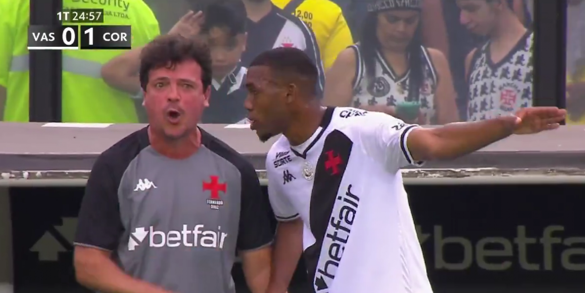 Fernando Diniz ficou muito irritado com o posicionamento de Rayan na derrota do Vasco para o Corinthians - Reprodução / TV Globo 