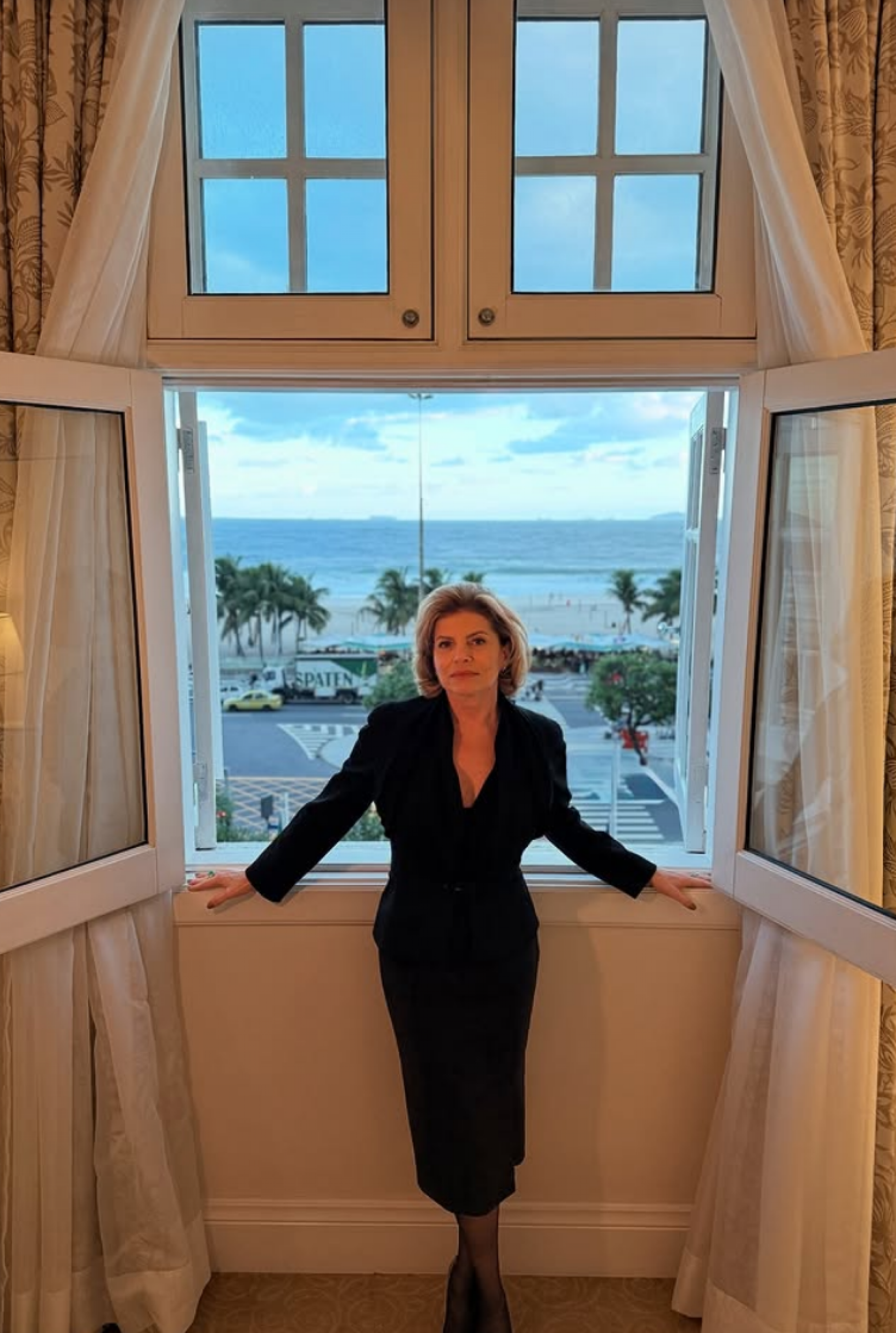 Debora Bloch diverte fãs com registro no Copacabana Palace - reprodução Instagram