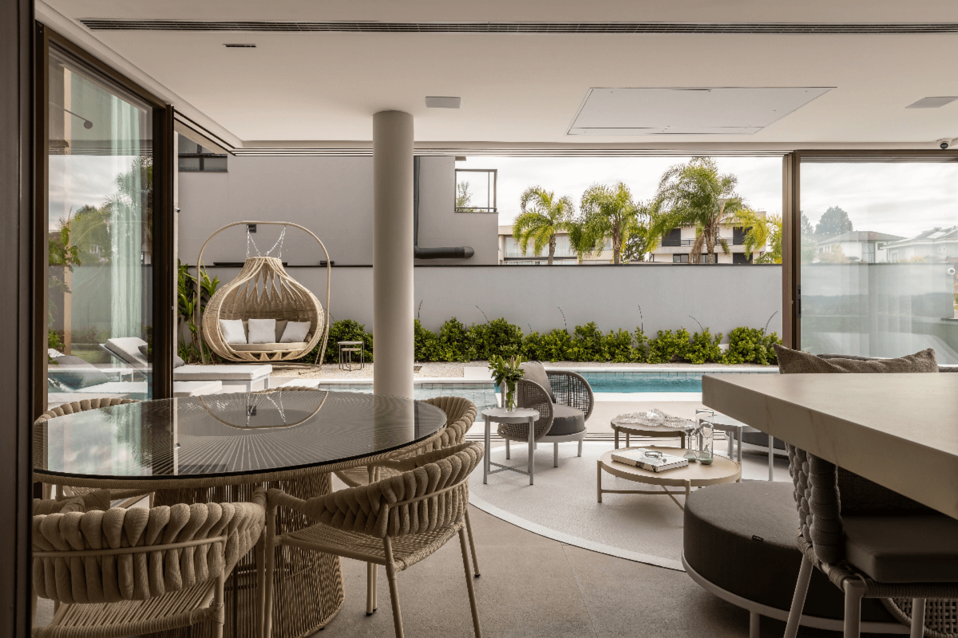 O forro contribui para a valorização do ambiente (Projeto: Meneghisso &amp; Pasquotto Arquitetura | Imagem: JP Image) 