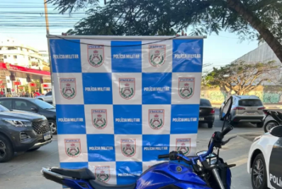 Fuga termina em colisão com viatura da PM e prisão de dupla por tráfico em Cabo Frio