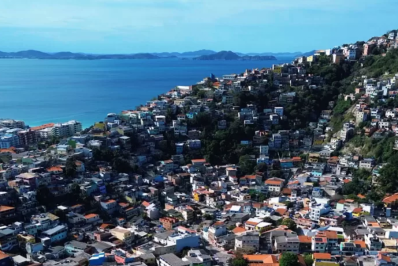 Defesa Civil e CRAS realizam cadastramento de moradores em áreas de risco no Morro da Cabocla, em Arraial do Cabo