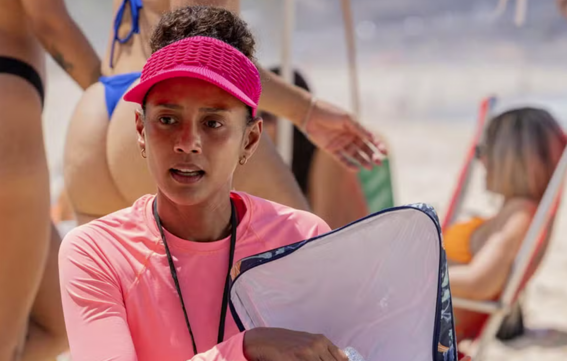 Heleninha e Celina encontram Raquel vendendo sanduíche na praia - TV Globo