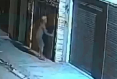 Homem furta portão de alumínio em Cabo Frio e câmera flagra ação