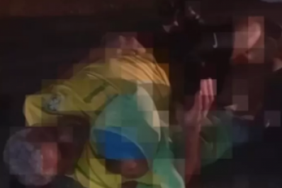 Avô e neto se abraçam no asfalto após serem atropelados em Cabo Frio