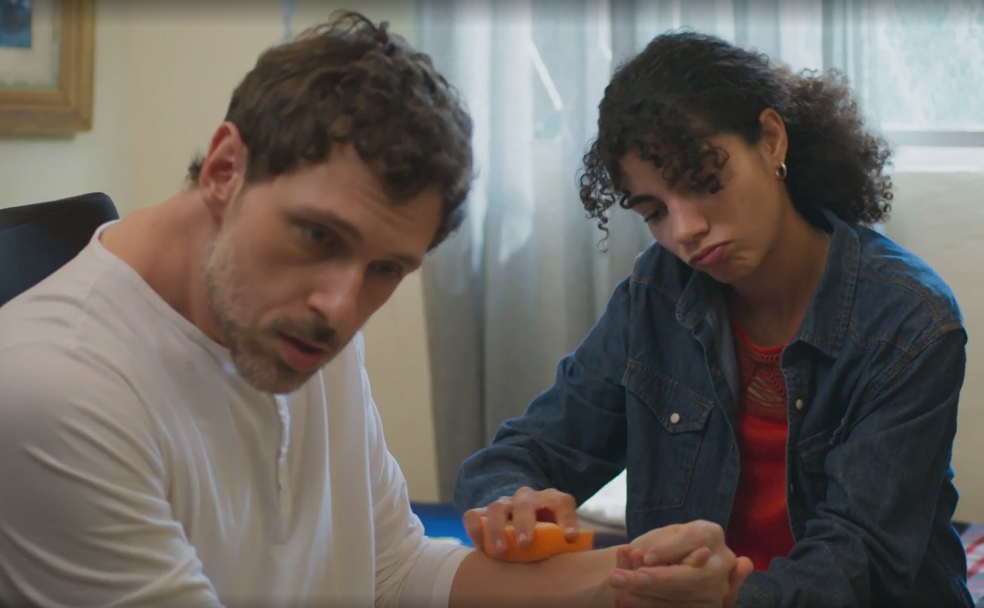 Ana Clara se aproxima de Leonardo - TV Globo