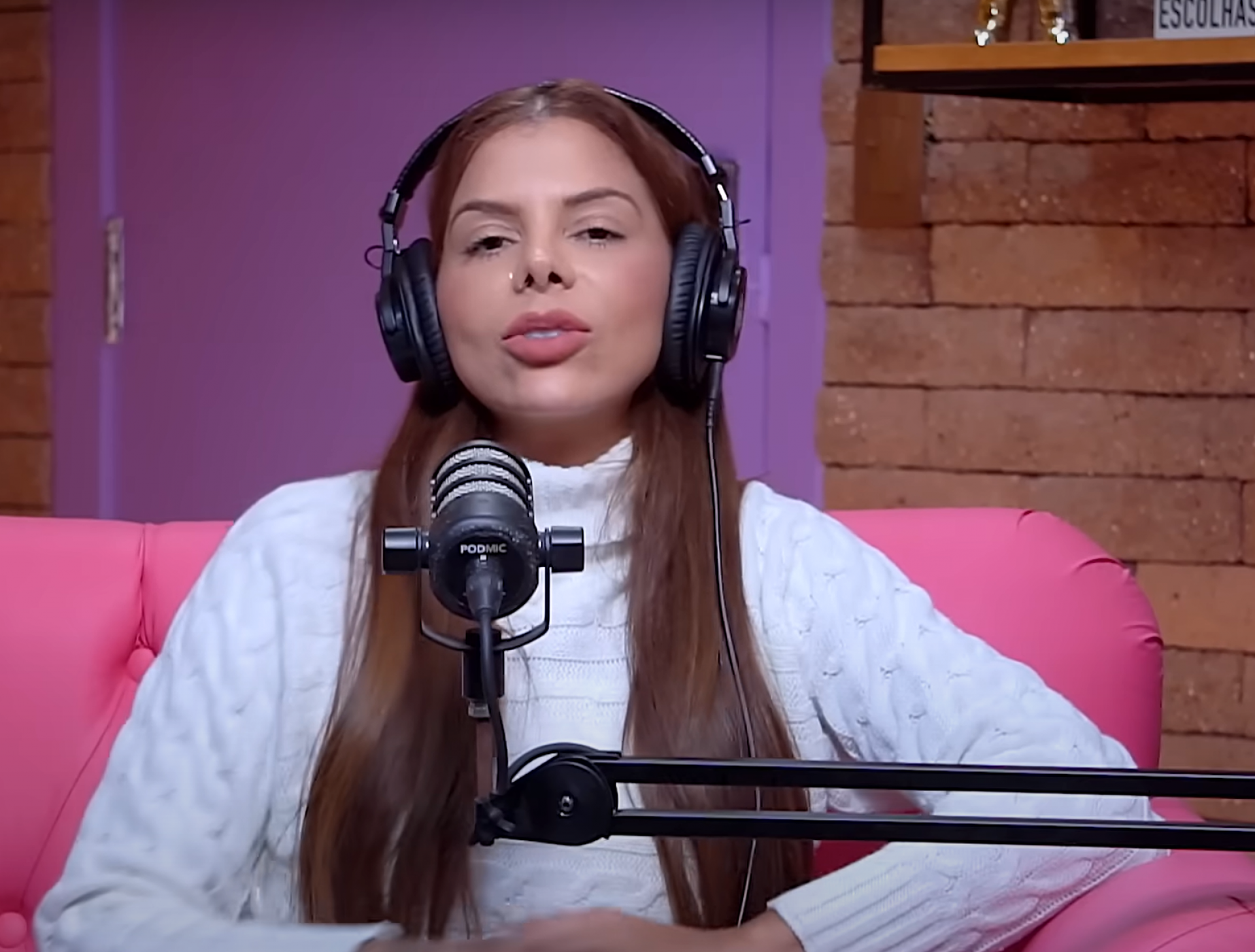 Evelyn Regly relembra abuso na infância - reprodução Youtube