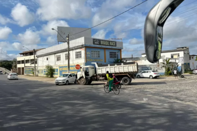 Caminhão colide com carro de passeio em Cabo Frio