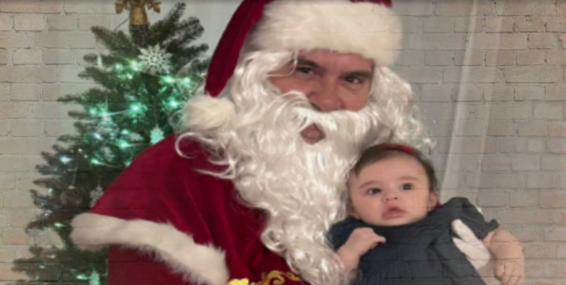 Leandro Hassum relelmbra Natal com a neta, Aurora - Arquivo pessoal