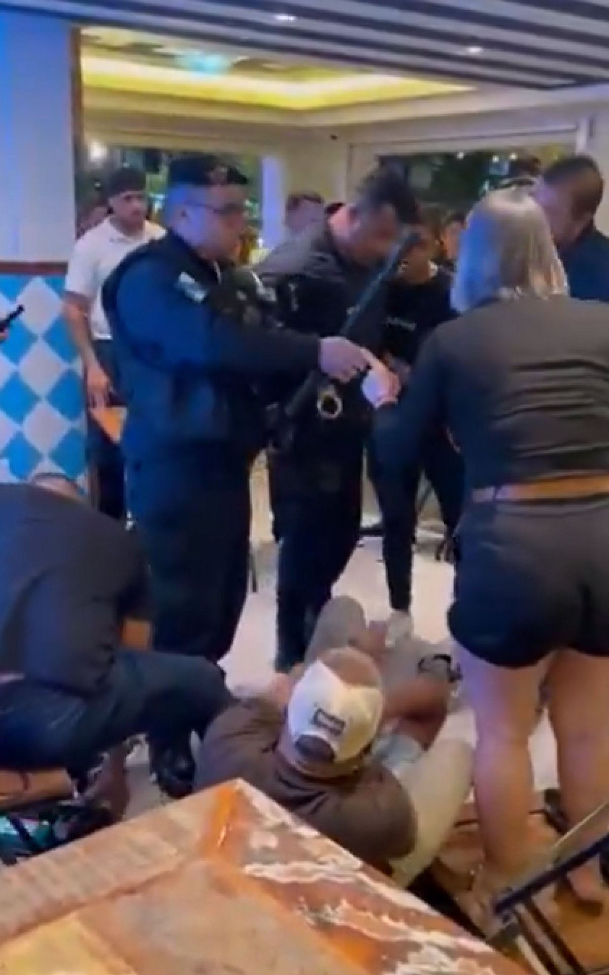 Homem foi imobilizado por um lutador de MMA que estava no estabelecimento - Reprodu&ccedil;&atilde;o