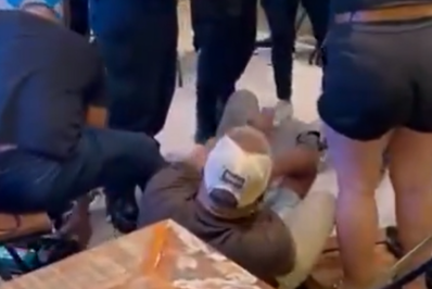 Vídeo! Homem agride policial em bar e é contido por lutador de MMA, em Cabo Frio