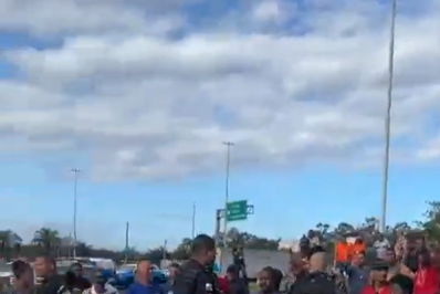 Tentativa de roubo termina com caminhão tombado na Avenida Brasil