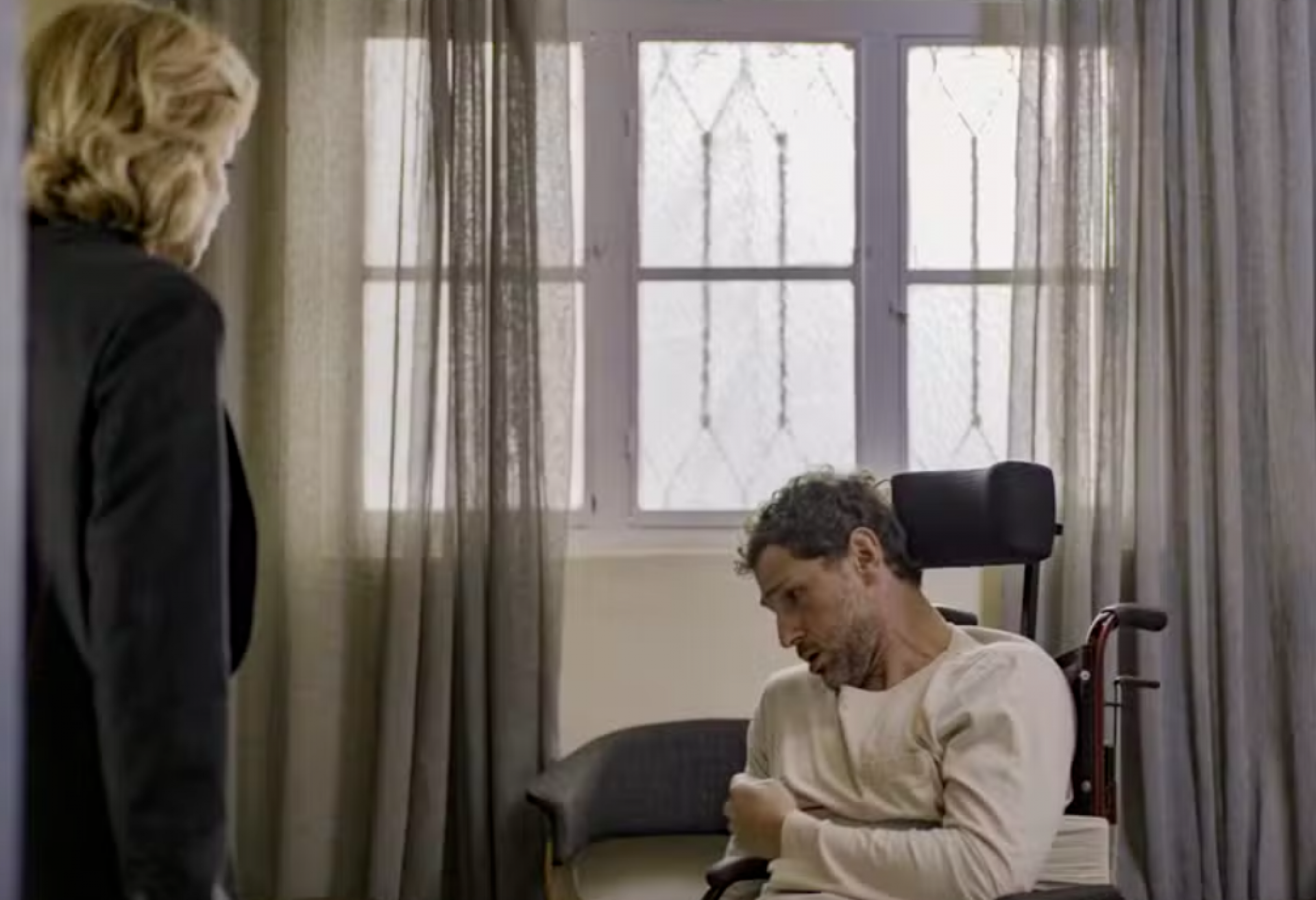 Odete se vê obrigada a cuidar de Leonardo - TV Globo