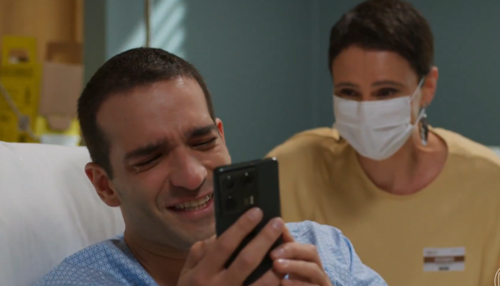 Internado para tratar leucemia, Afonso (Humberto Carrão) vê ultrassom dos filhos por chamada de vídeo