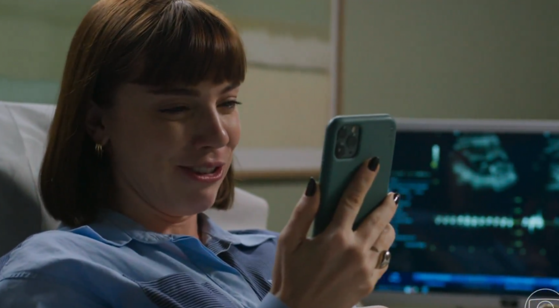 Solange (Alice Wegmann) mostra ultrassom dos gêmeos para Afonso (Humberto Carrão) - Reprodução de vídeo / X