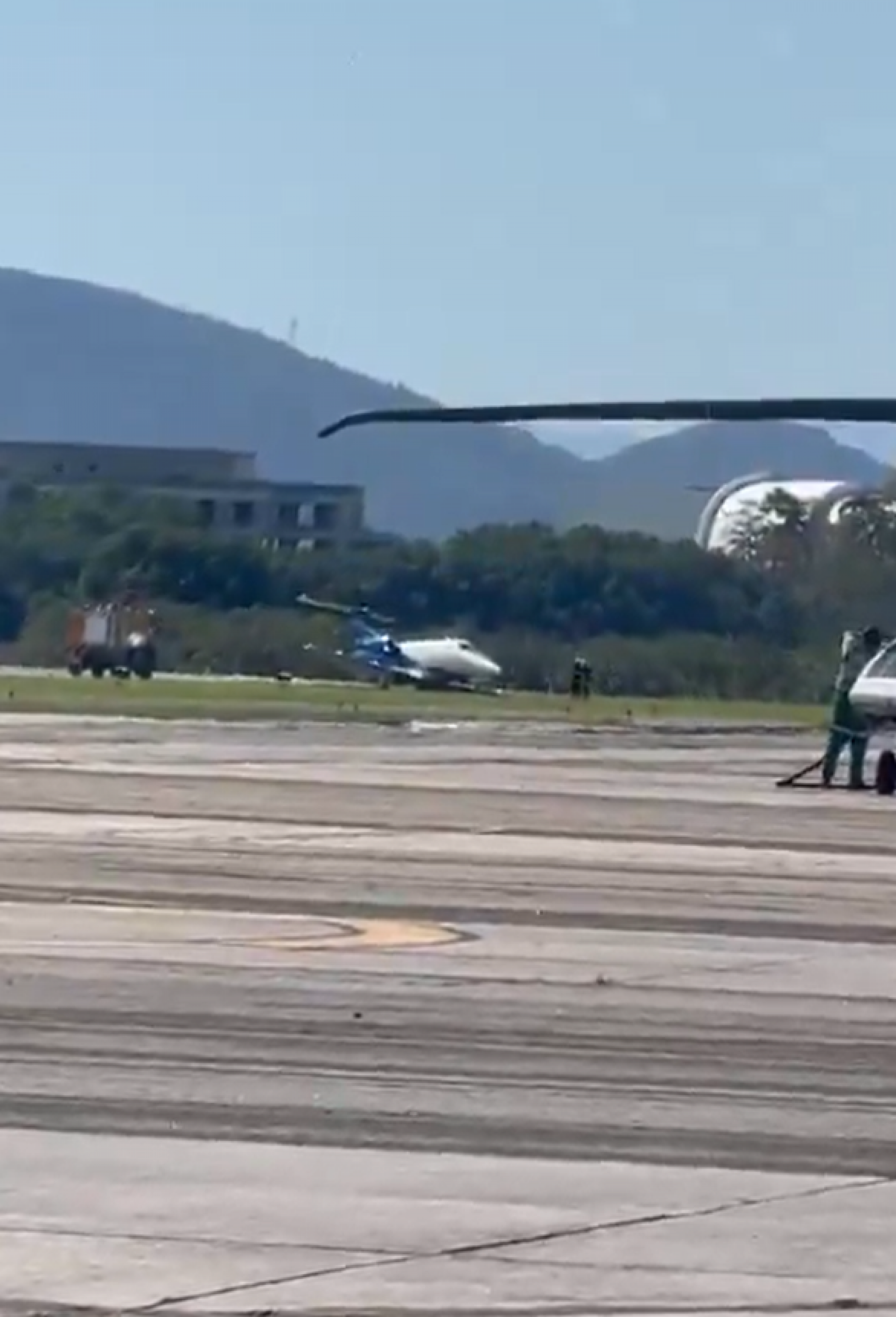 Aeronave parou na área de grama ao lado da pista 