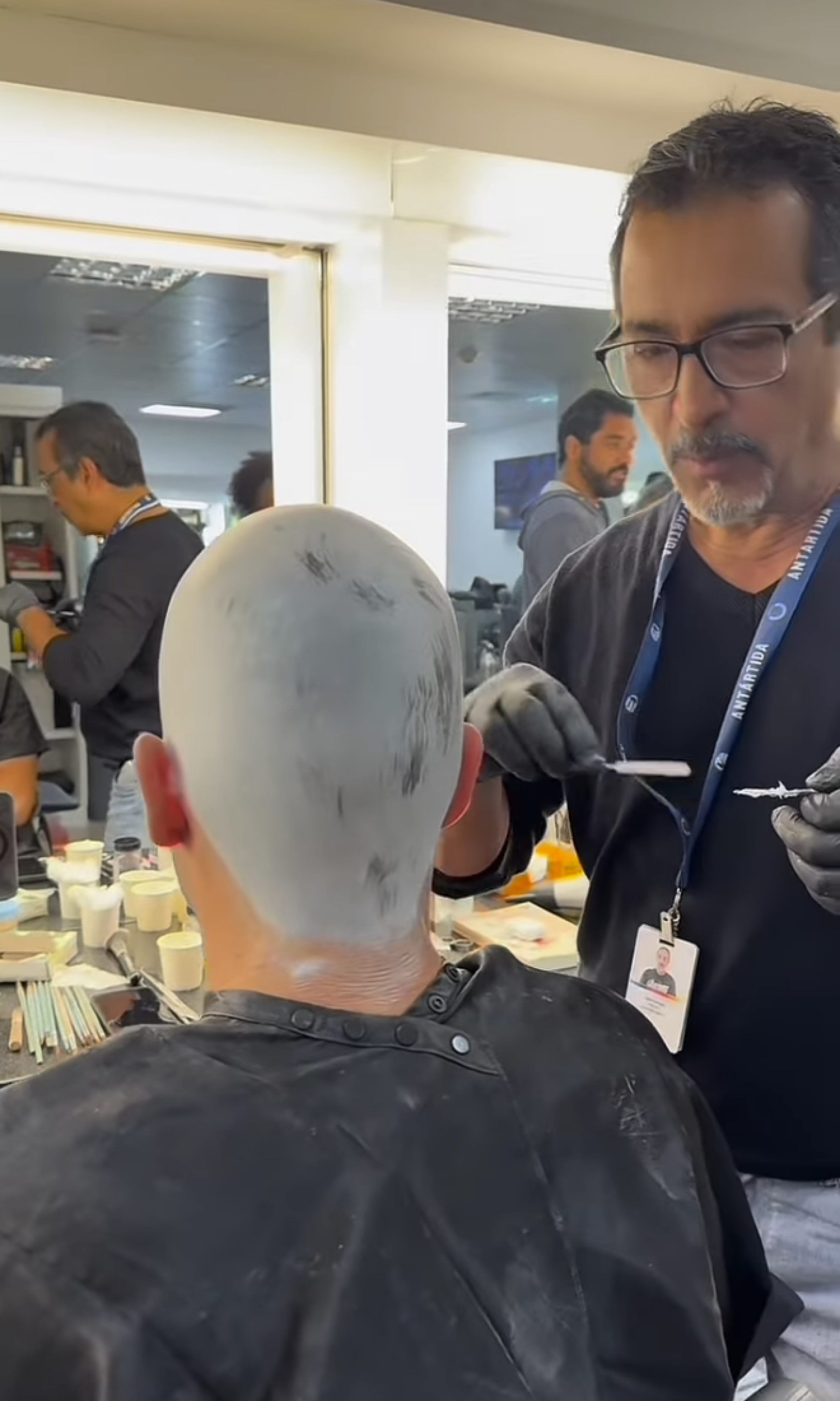 Humberto Carrão passou por processo de 3h para cenas após quimioterapia do personagem - reprodução Instagram