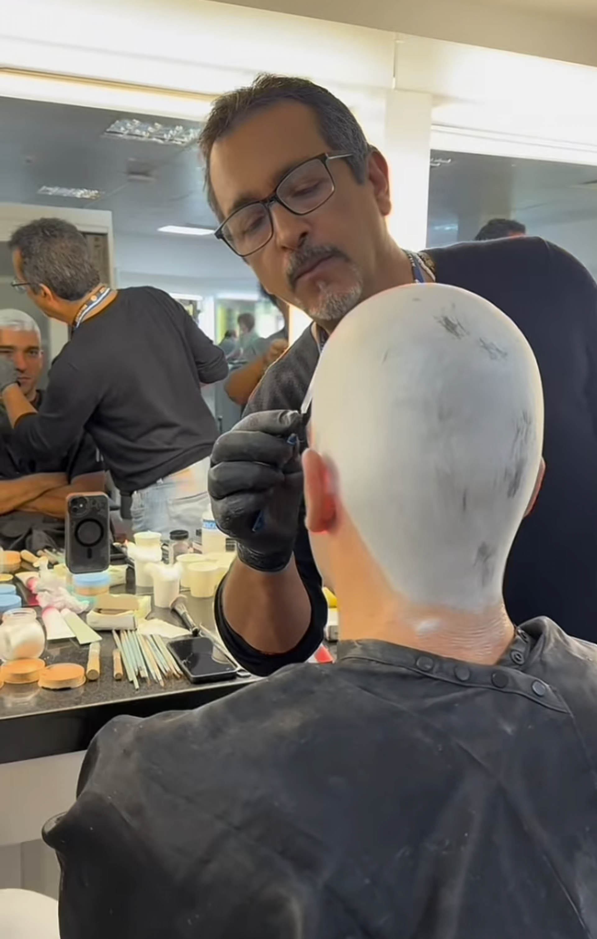 Humberto Carrão passa por processo diário de transformação para cenas após quimioterapia do personagem - reprodução Instagram