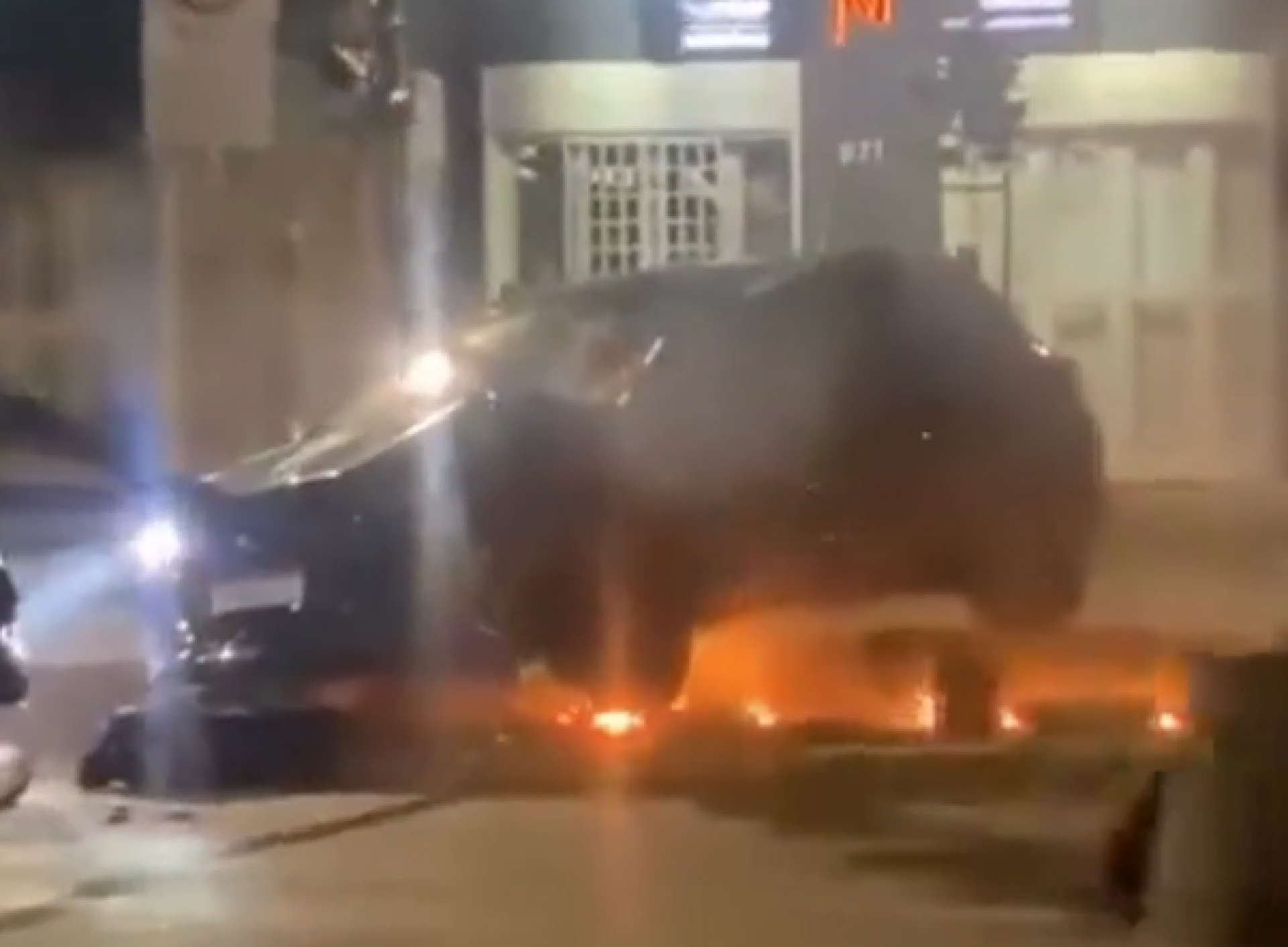 Após a colisão, o carro pegou fogo - Reprodução / Redes Sociais