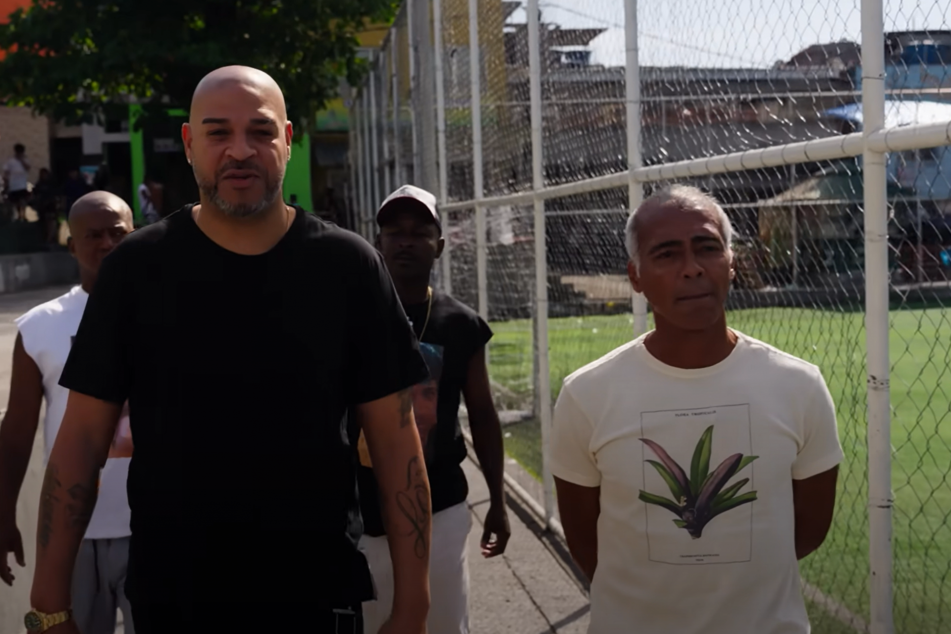 Adriano Imperador recebeu Romário na Vila Cruzeiro, comunidade da Zona Norte do Rio de Janeiro - reprodução Youtube