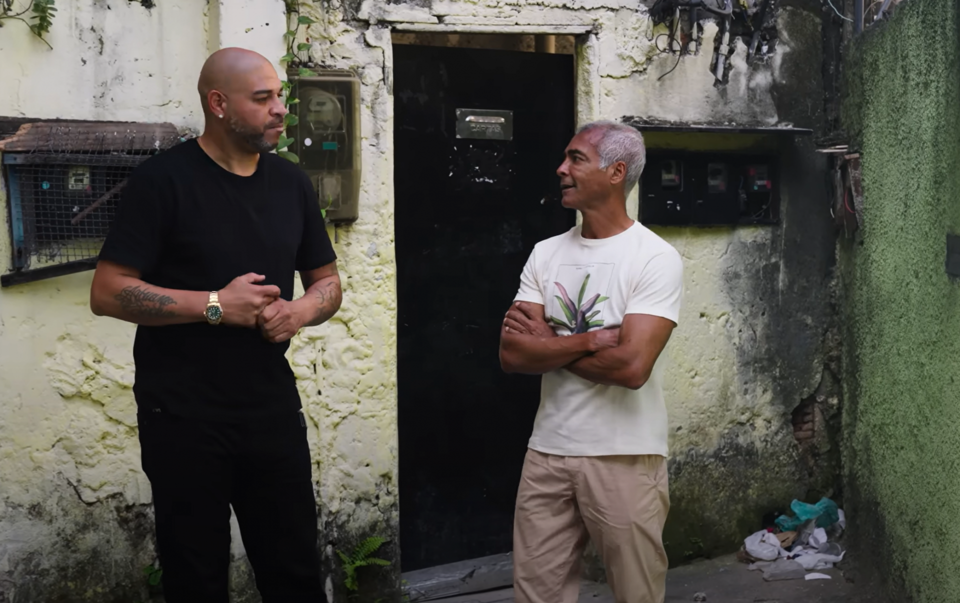 Adriano leva Romário para a Vila Cruzeiro e relembra infância - reprodução Youtube