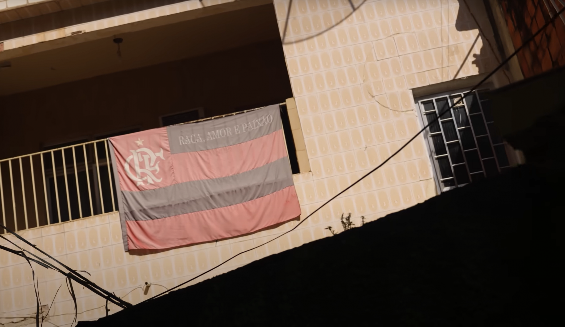 Adriano Imperador recebeu Romário na Vila Cruzeiro, comunidade da Zona Norte do Rio de Janeiro - reprodução Youtube