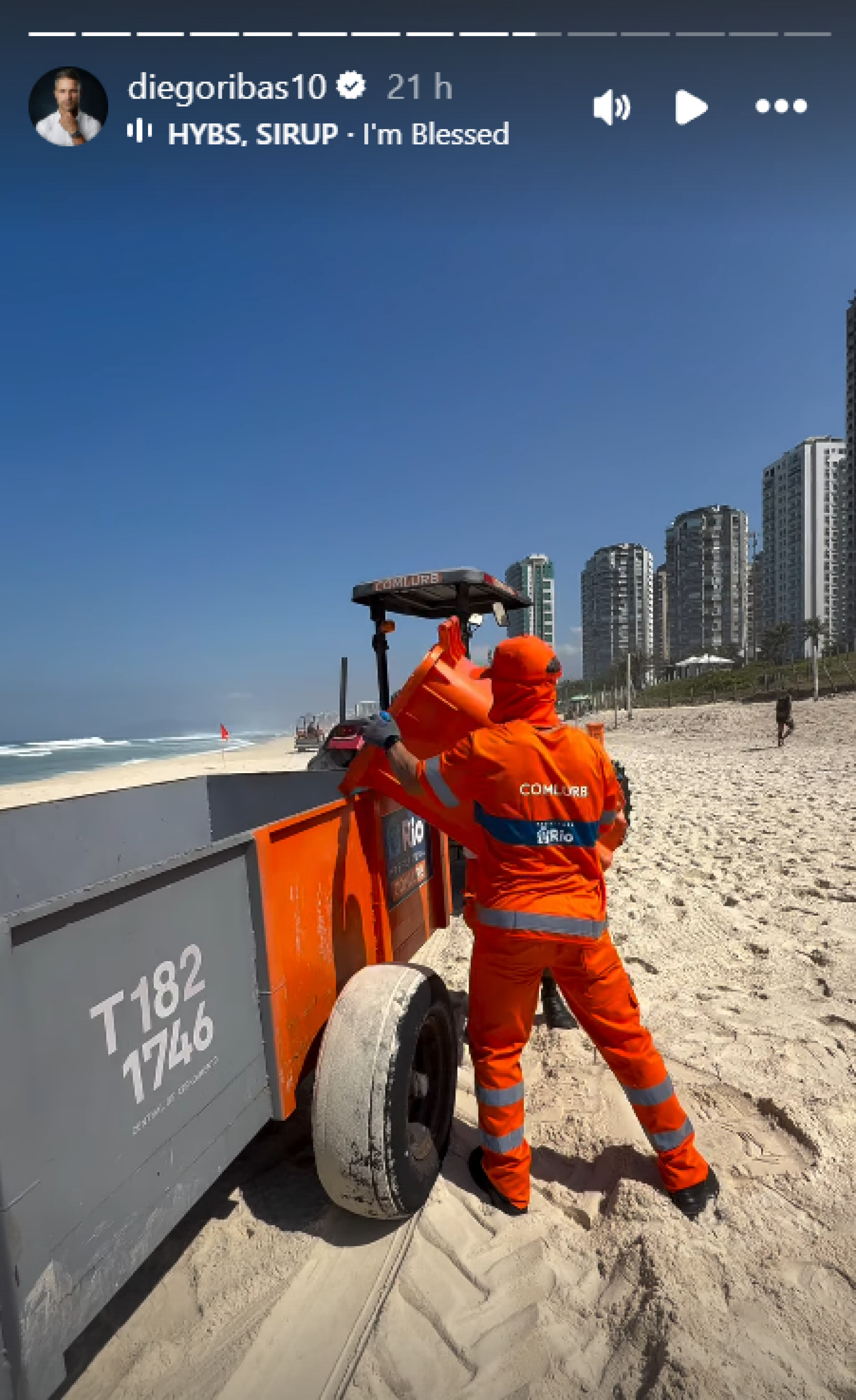 Ex-Flamengo, Diego Ribas se vestiu de gari e foi à praia da Barra da Tijuca para ação com a Comlurb - Reprodução de Instagram