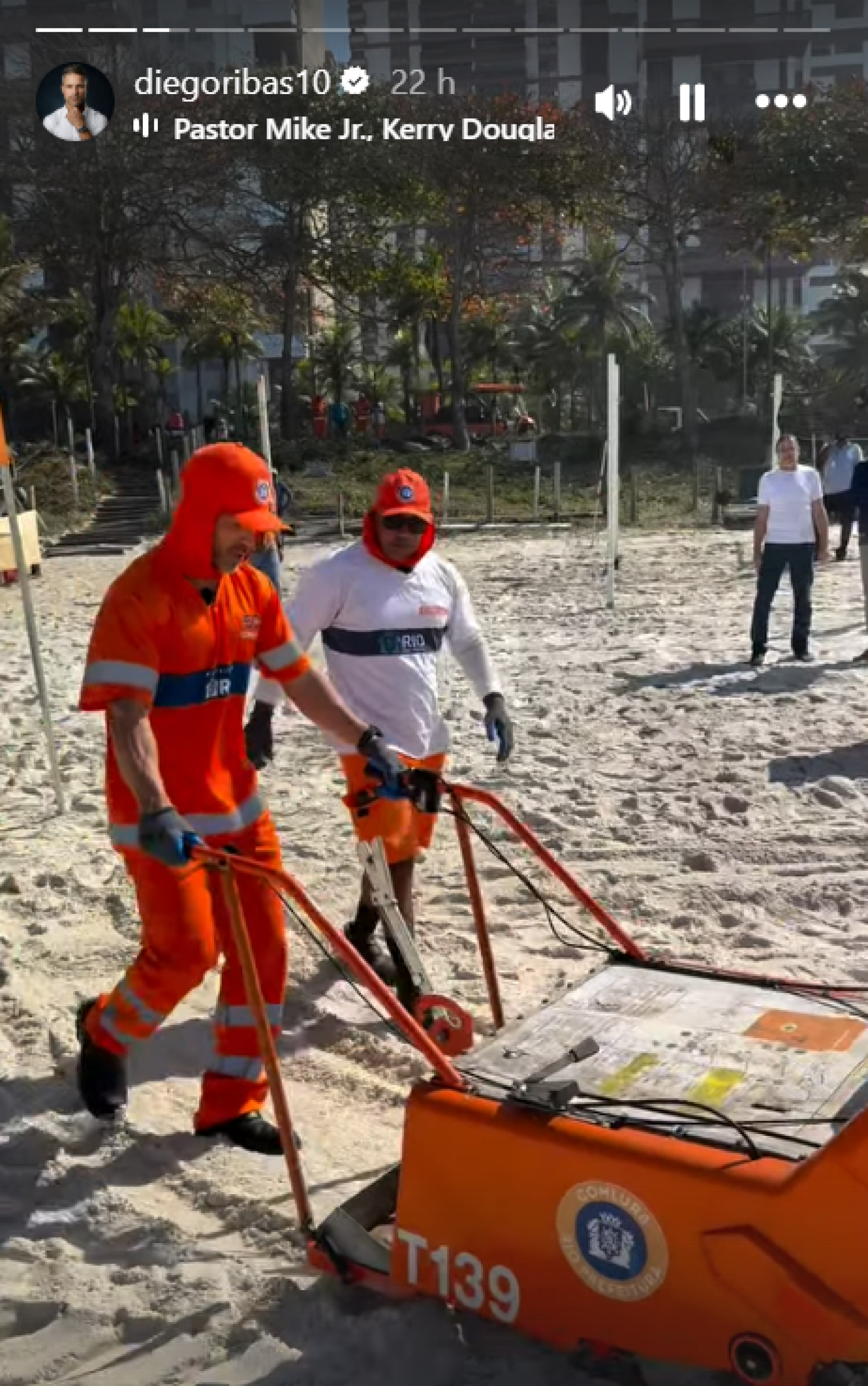Ex-Flamengo, Diego Ribas se vestiu de gari e foi à praia da Barra da Tijuca para ação com a Comlurb - Reprodução de Instagram