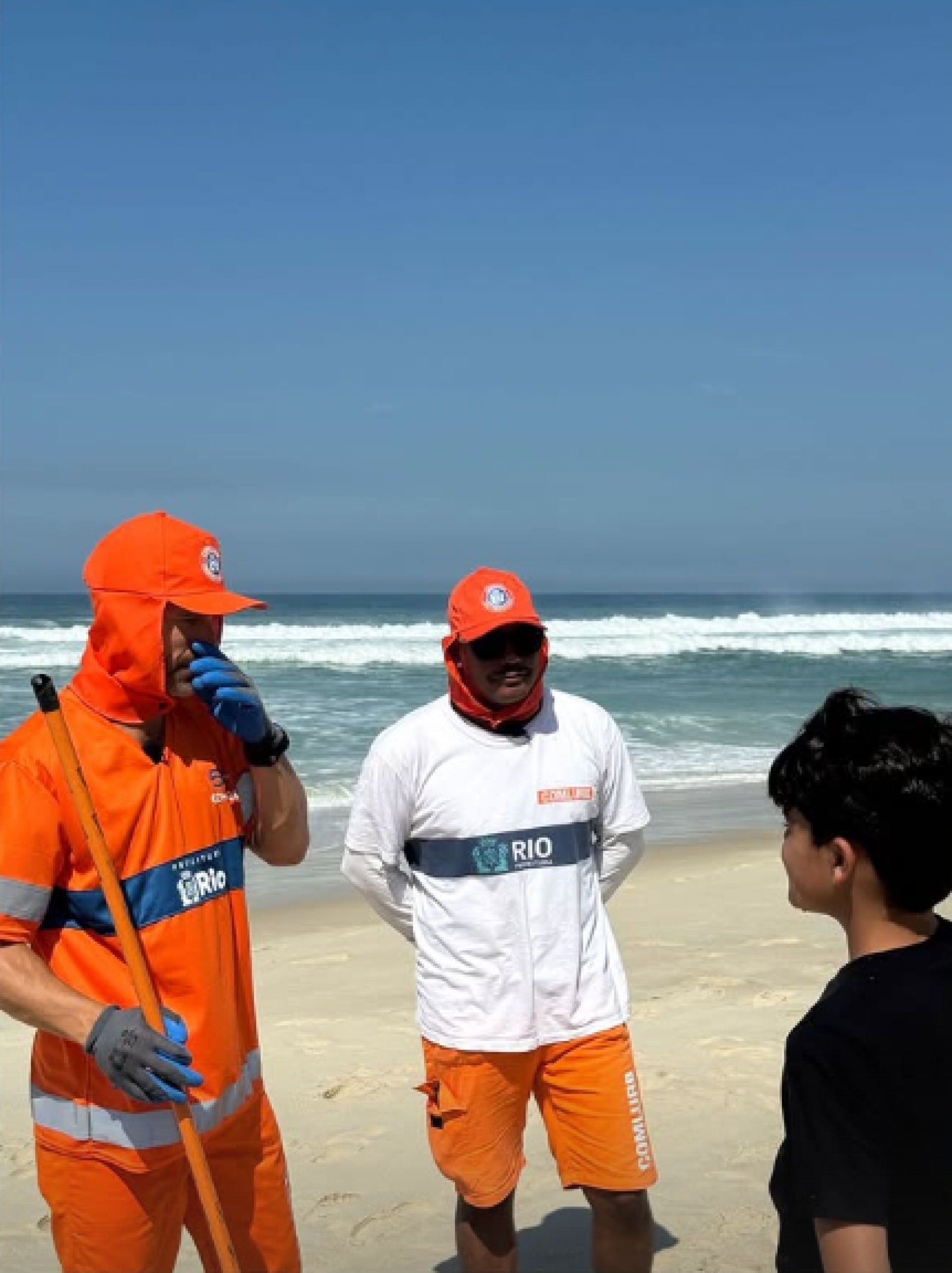 Ex-Flamengo, Diego Ribas se vestiu de gari e foi à praia da Barra da Tijuca para ação com a Comlurb - Reprodução de Instagram