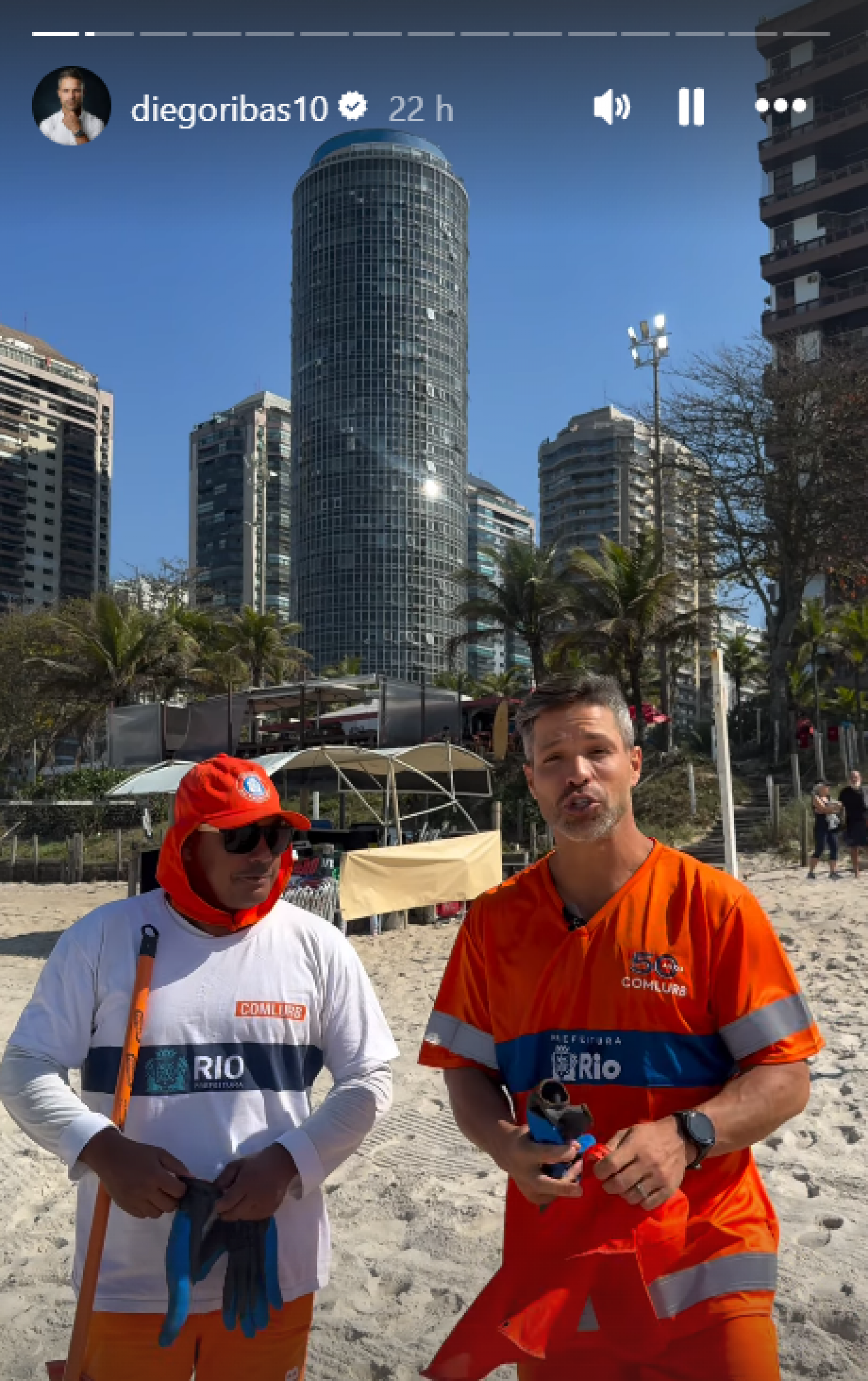 Ex-Flamengo, Diego Ribas se vestiu de gari e foi à praia da Barra da Tijuca para ação com a Comlurb - Reprodução de Instagram