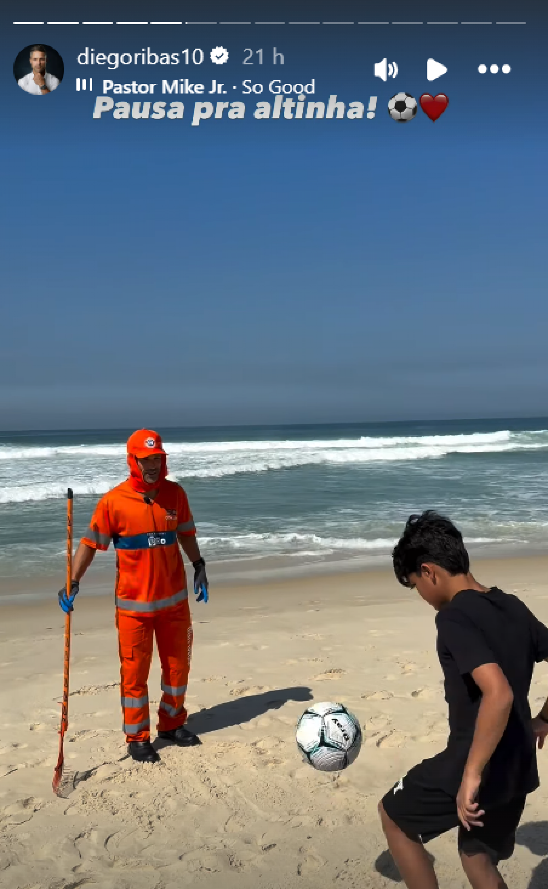 Ex-Flamengo, Diego Ribas se vestiu de gari e foi à praia da Barra da Tijuca para ação com a Comlurb - Reprodução de Instagram