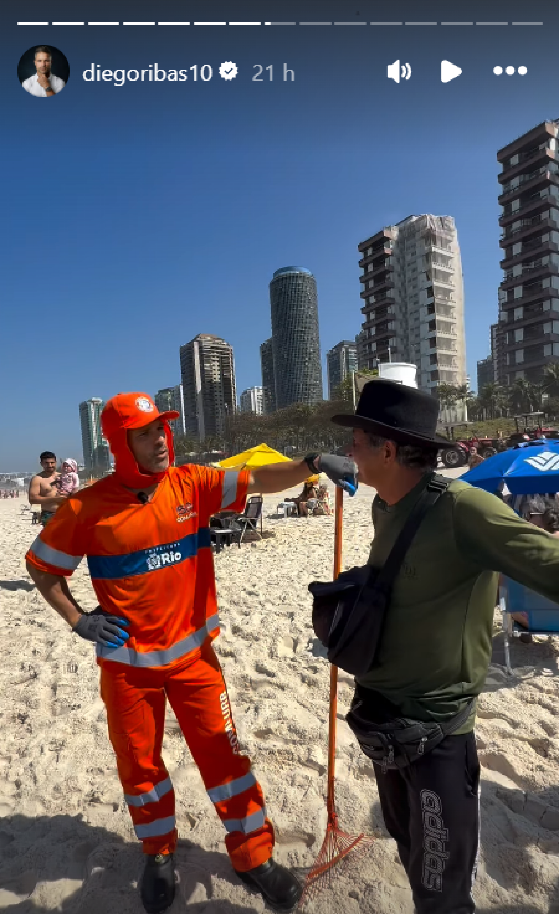 Ex-Flamengo, Diego Ribas se vestiu de gari e foi à praia da Barra da Tijuca para ação com a Comlurb - Reprodução de Instagram