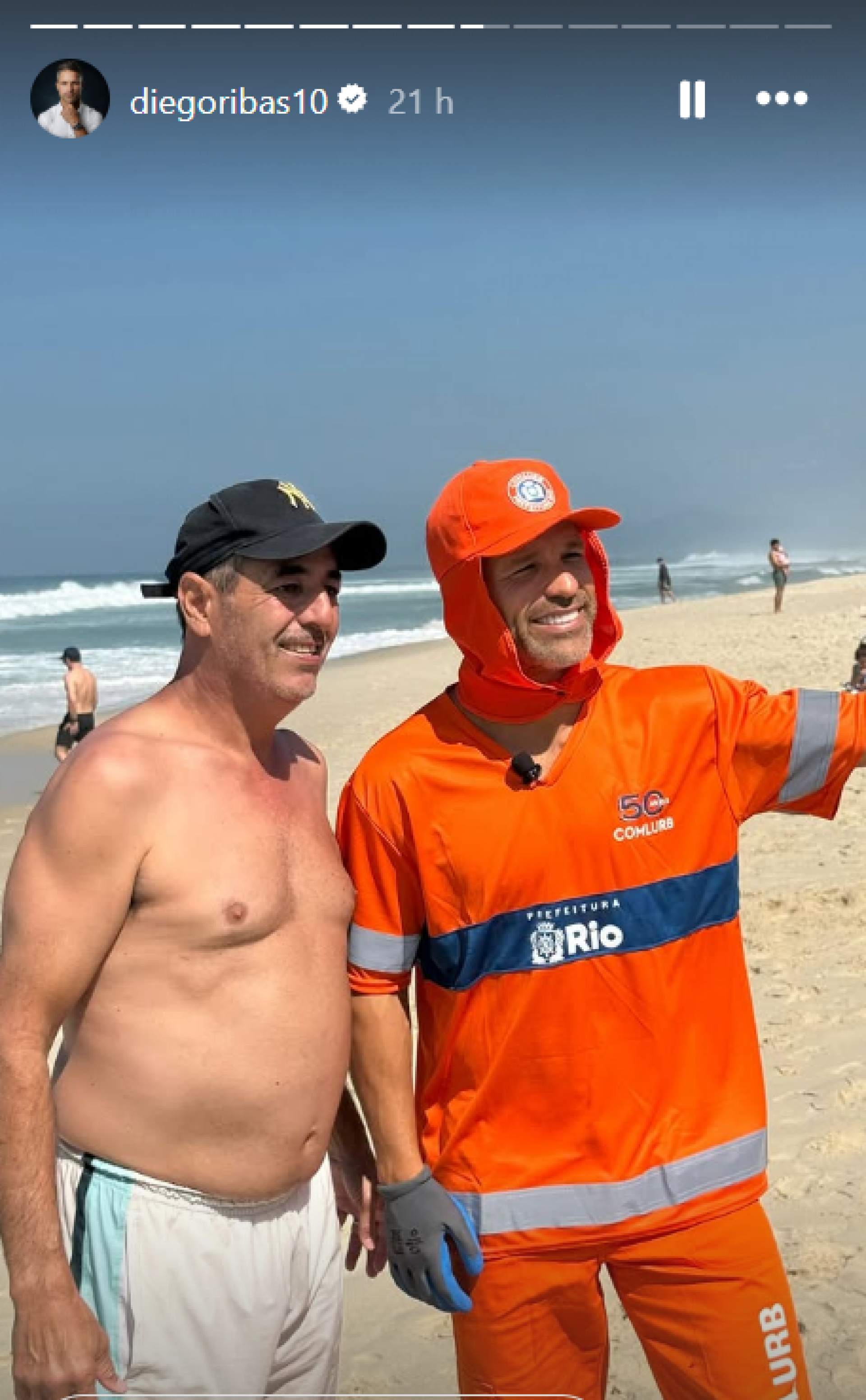 Ex-Flamengo, Diego Ribas se vestiu de gari e foi à praia da Barra da Tijuca para ação com a Comlurb - Reprodução de Instagram