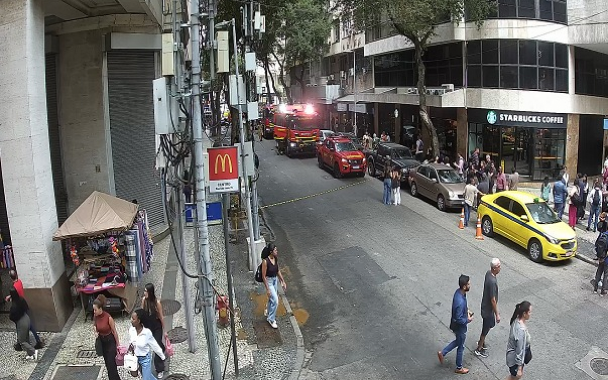 Equipes do Corpo de Bombeiros atuam no local