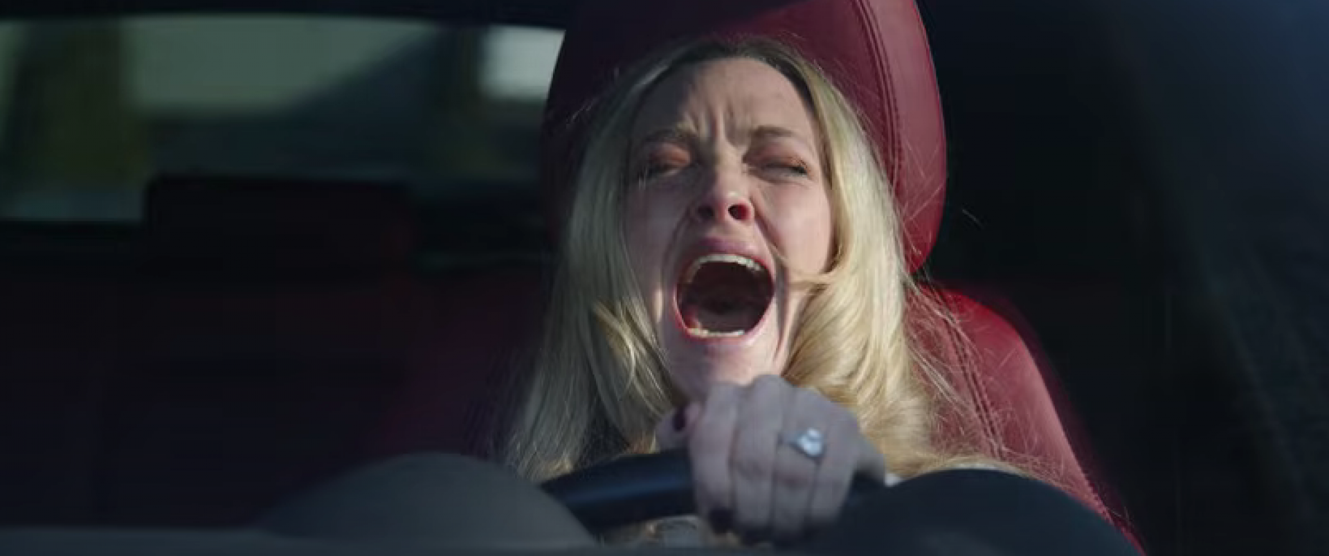 Nina (Amanda Seyfried ) no trailer do filme 'A Empregada'