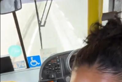 Bella Campos anda de ônibus e faz piada