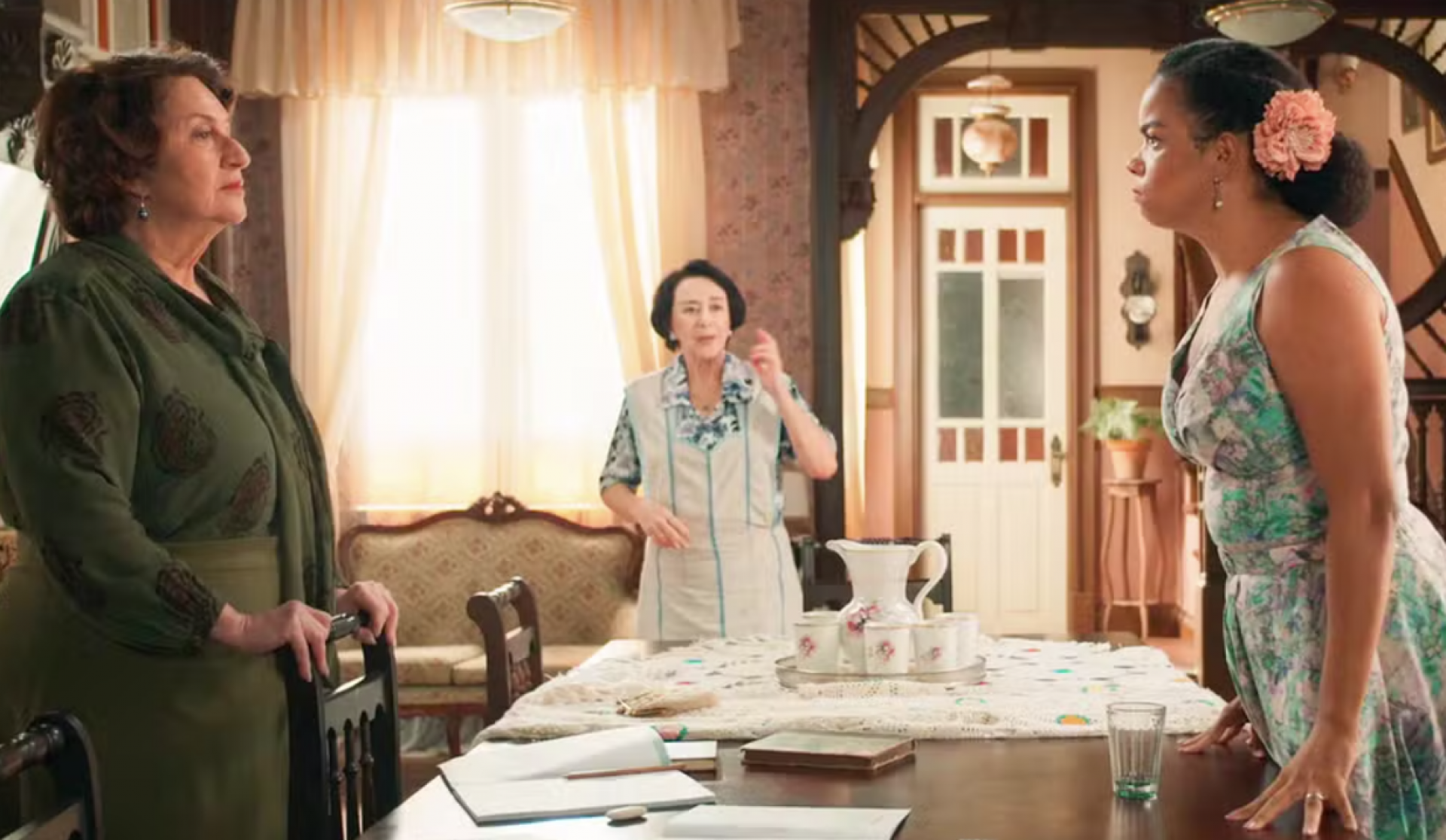 Olímpia (Rosane Gofman) volta a provocar Dita (Jeniffer Nascimento) - Globo