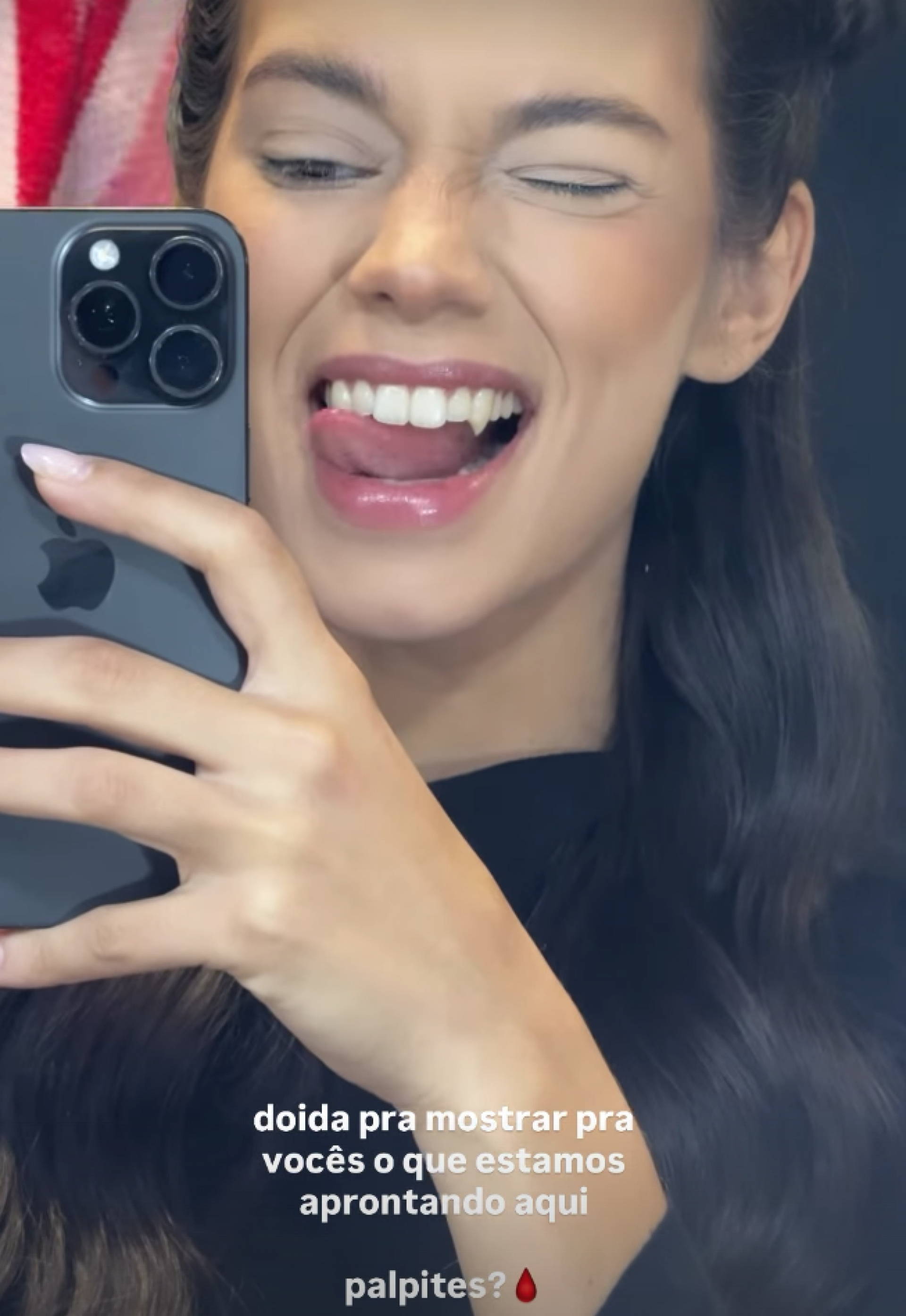 Alane Dias surpreende fãs ao surgir com dentes de vampiro  - reprodução Instagram