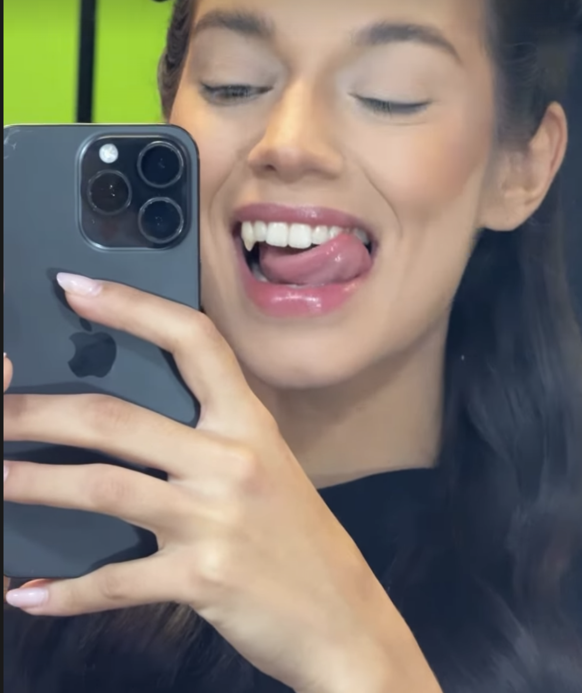 Alane Dias surpreende fãs ao surgir com dentes de vampiro  - reprodução Instagram